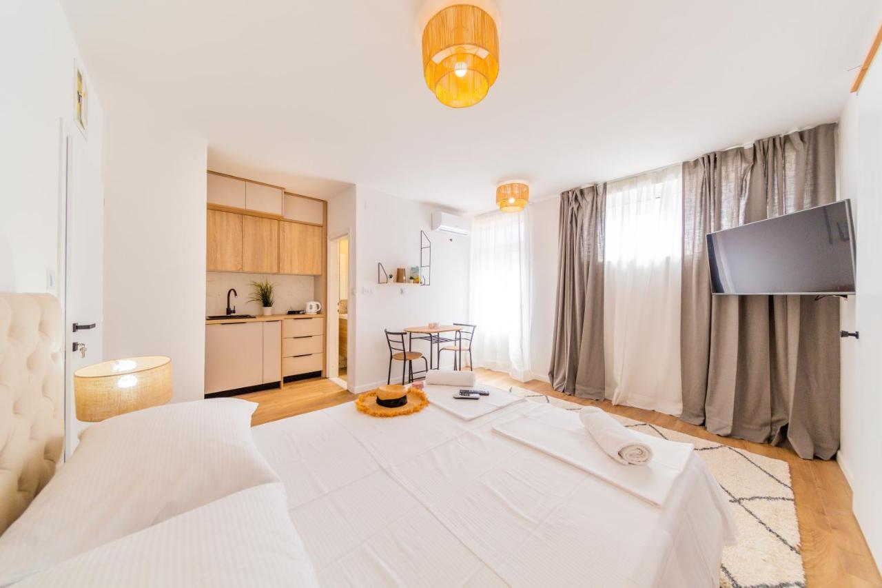 Central Seaside Residence Віс Екстер'єр фото