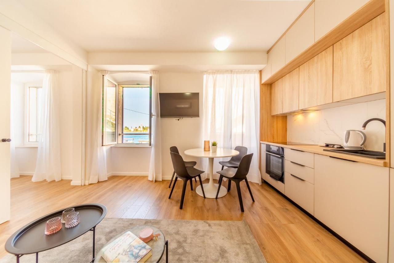 Central Seaside Residence Віс Екстер'єр фото