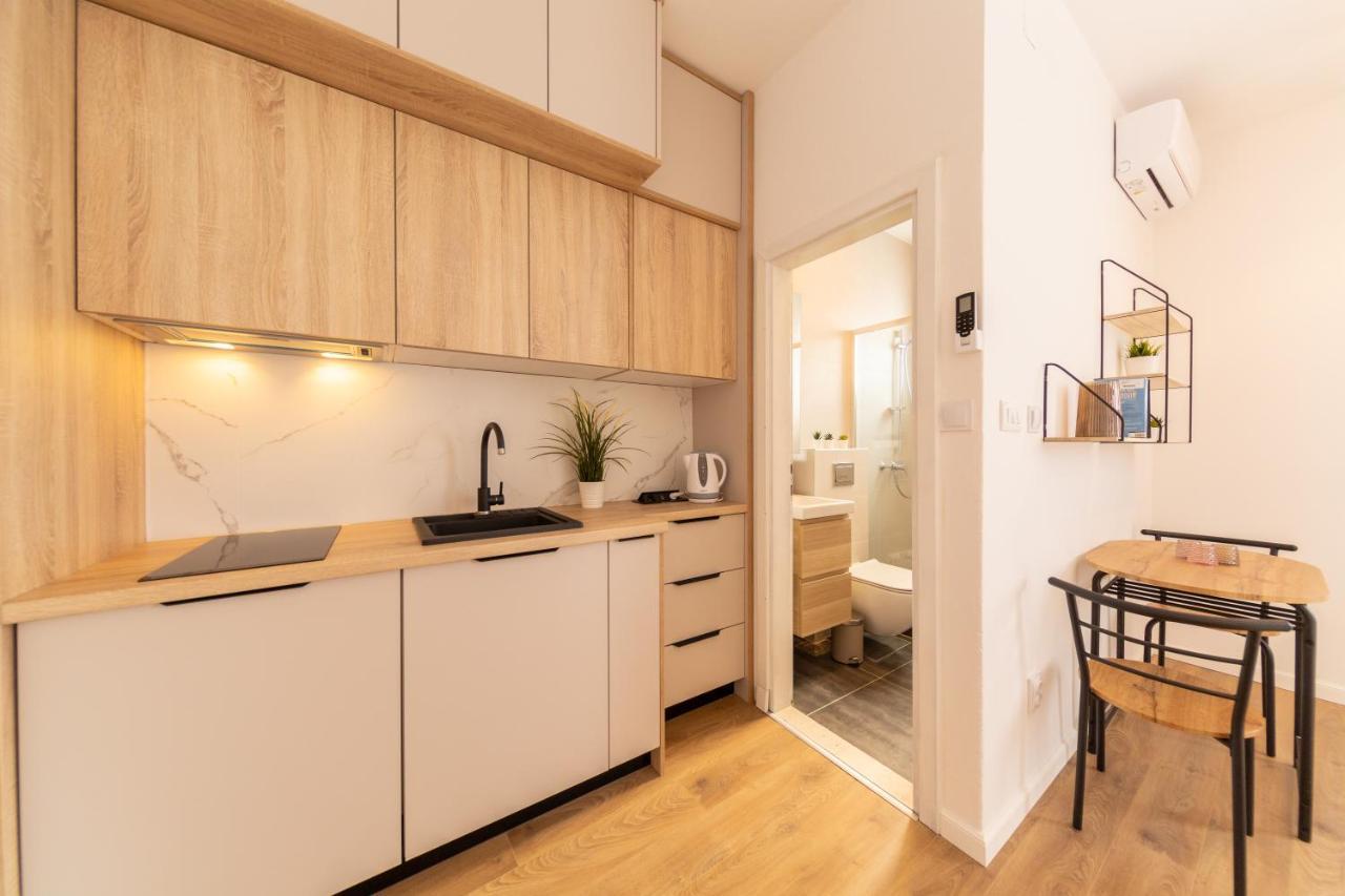 Central Seaside Residence Віс Екстер'єр фото