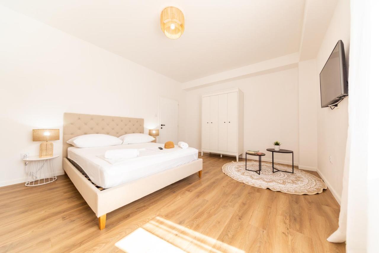 Central Seaside Residence Віс Екстер'єр фото