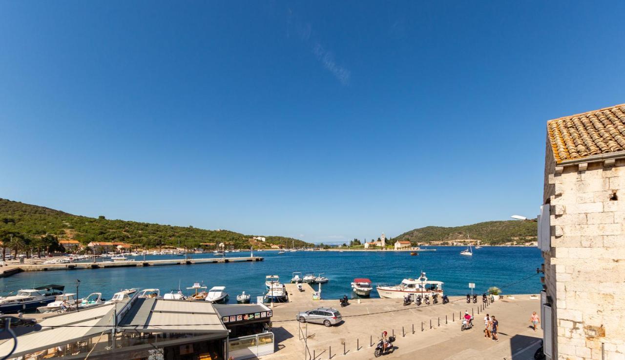 Central Seaside Residence Віс Екстер'єр фото